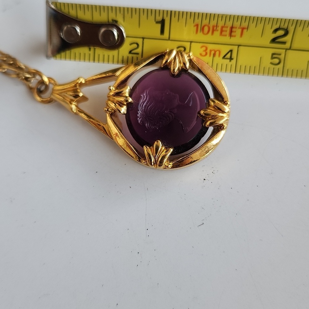 Vintage Gold Tone Cameo Pendant Necklace Purple Gemstone Figarope Chain - Picture 11 of 15